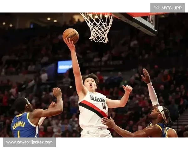 杨瀚森开拓者首秀获媒体声援，呼吁给予新秀成长时间。